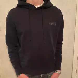 Säljer denna feta Hugo boss hoodie i bra skick förutom att trycket har tvättat borts lite. Pris kan diskuteras, skriv för frågor 