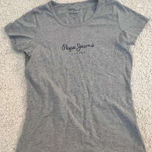 Pepe jeans tröja  - En pepe Jeans tröja som är jätte fin och endast använd ett fåtal gånger 