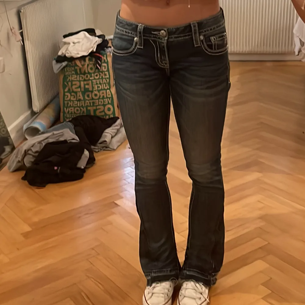 Bra skick, jag har sytt byxorna på kanterna själv eftersom de va skinny innan💗  midjemåttet tvärs över: 38 cm, grenen: 20 cm,   innerbenslängden: 79 cm,  Pris kan diskuteras💗💗. Jeans & Byxor.