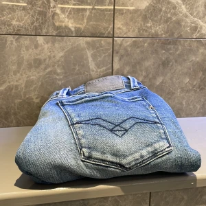 Replay Anbass - Säljer dem här snygga Replay anbass jeansen för ett riktigt bra pris. Skick 9/10 och storlek 30/32. Nypris ca 1800kr, mitt pris 500kr! Skriv gärna vid fler frågor och bilder! :)