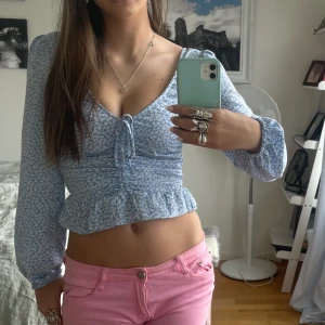 Blommig blus  - En blå blommig blus som passar jätte bra nu när man vi vara lite extra färgglad och vårig🌸🌺