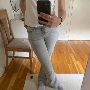 ljusgrå bootcut jeans med låg midja från iza&elle s kollektion för gina tricot (liknar de på första bilden), storlek 164 och använda få gånger!