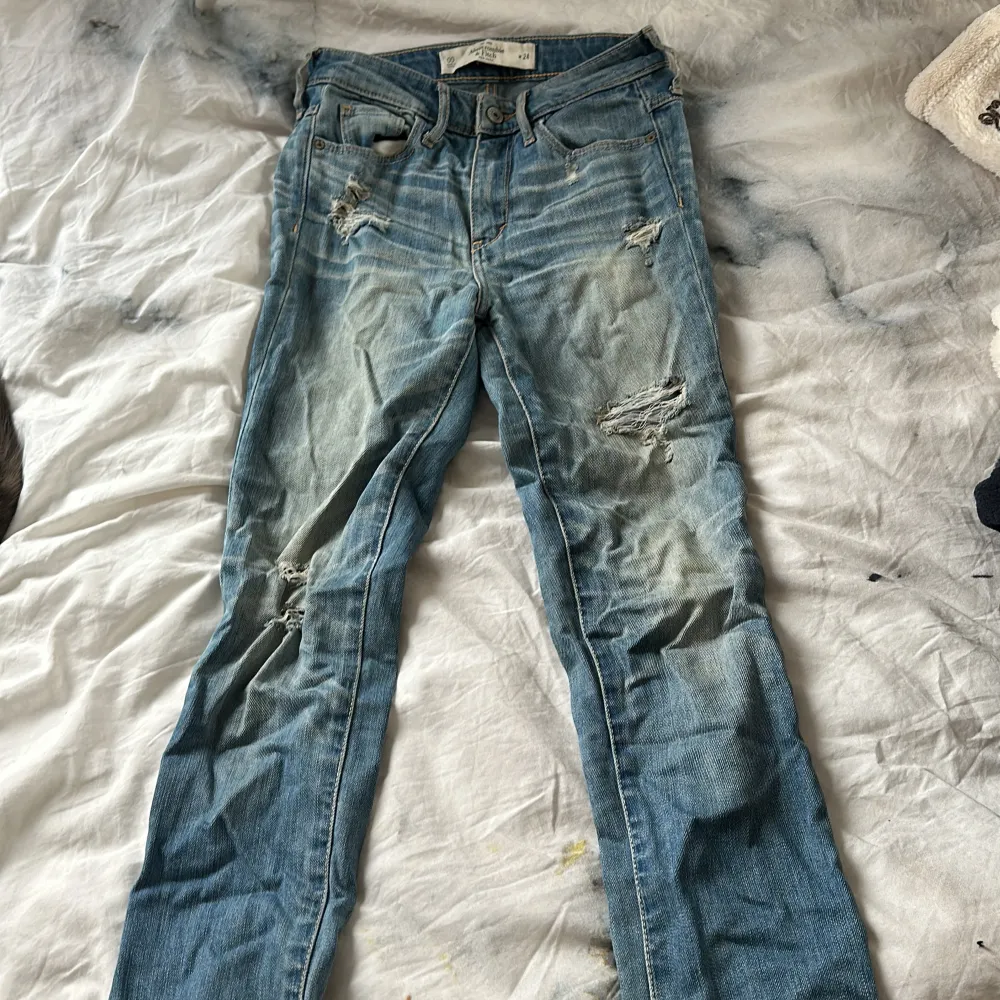 Jeans från Abercrombie & Fitch! Har andvänt dessa många gånger,dom ser urtvättade men det är själva modellen på dem! ❤️. Jeans & Byxor.
