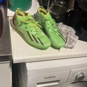 Adiddas fotbollsskor  - Hej säljer ett par Adiddas fotboll i storlek 42 för endast 600