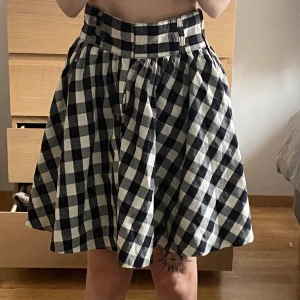 Rutig midikjol - En så fin rutig kjol från H&M. I perfekt skick då den endast testats. I storlek 34, passar mig som vanligtvis har xs och s!