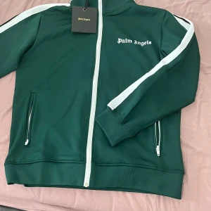 Palm Angels Zip - Säljer nu min fina Palm Angels kofta! Säljs då den ej används. Används ca 1-2 gånger. Nyskick   Storlek: S