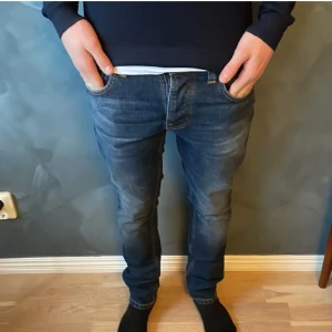 Nudie jeans 28/30 - Ett par stilrena jeans från Nudie jeans med ett nypris på cirka 1500. Jeansen är i ny sick endast använda två gånger.  Modellen heter Tilted Tor och har storleken 28/30. Hör gärna av er om ytterligare frågor. Priset går att diskutera vid snabb affär.