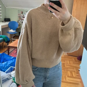 Beige stickad tröja - Välldigt fin, nästan helt oanvänd tröja från NAKD, storlek m men passar även s men långa armar,  använder inte 