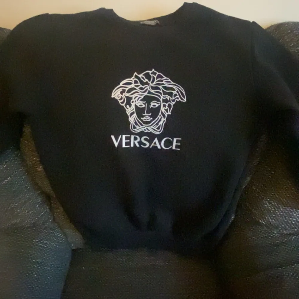 Fin Versace tröja som inte har kommit till användning då den vart för liten på mig. Har bara legat i garderoben.. Tröjor & Koftor.