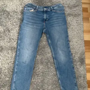 Tja! Säljer dessa riktigt feta jeans från Zalando. Riktigt feta och ett riktigt bra pris!  Passar ca 165-170. Hör av er vid minsta lilla fundering och pris kan diskuteras vid snabb affär!🔥