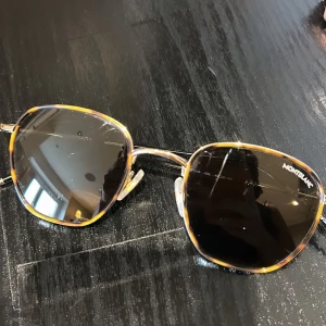 Solglasögon Mont Blanc  - Säljer dessa solglasögonen från Mont Blanc köpa på Synsam. Lite små repor men inget annat. Ord. Pris på synsam 3400kr 