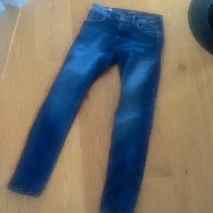Säljer mina gamla jeans de är köpta för 899 säljer för 200kan även gå ner i pris vid snabbt köp storlek 29w 30L 