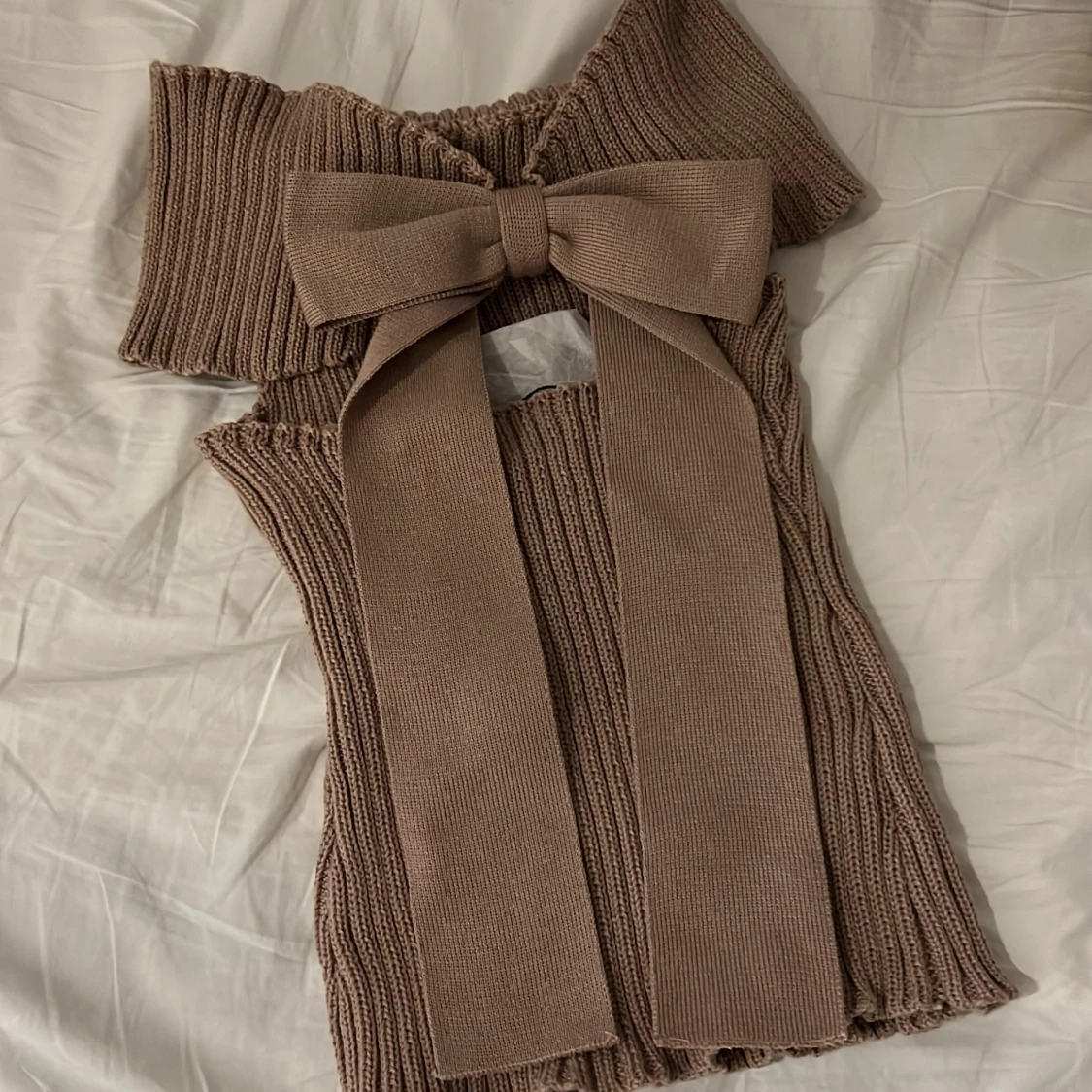 Topp med rosett på ryggen - 90