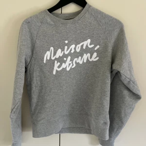 Maison kitsune  - Super snygg maison kitsune tröja som tyvär är liten för mig. Jätte bra skick bara lappen som kan sys igen med 1-2 stygn Annars en suverän tröja till alla lägen! Hör av er vid funderingar😁