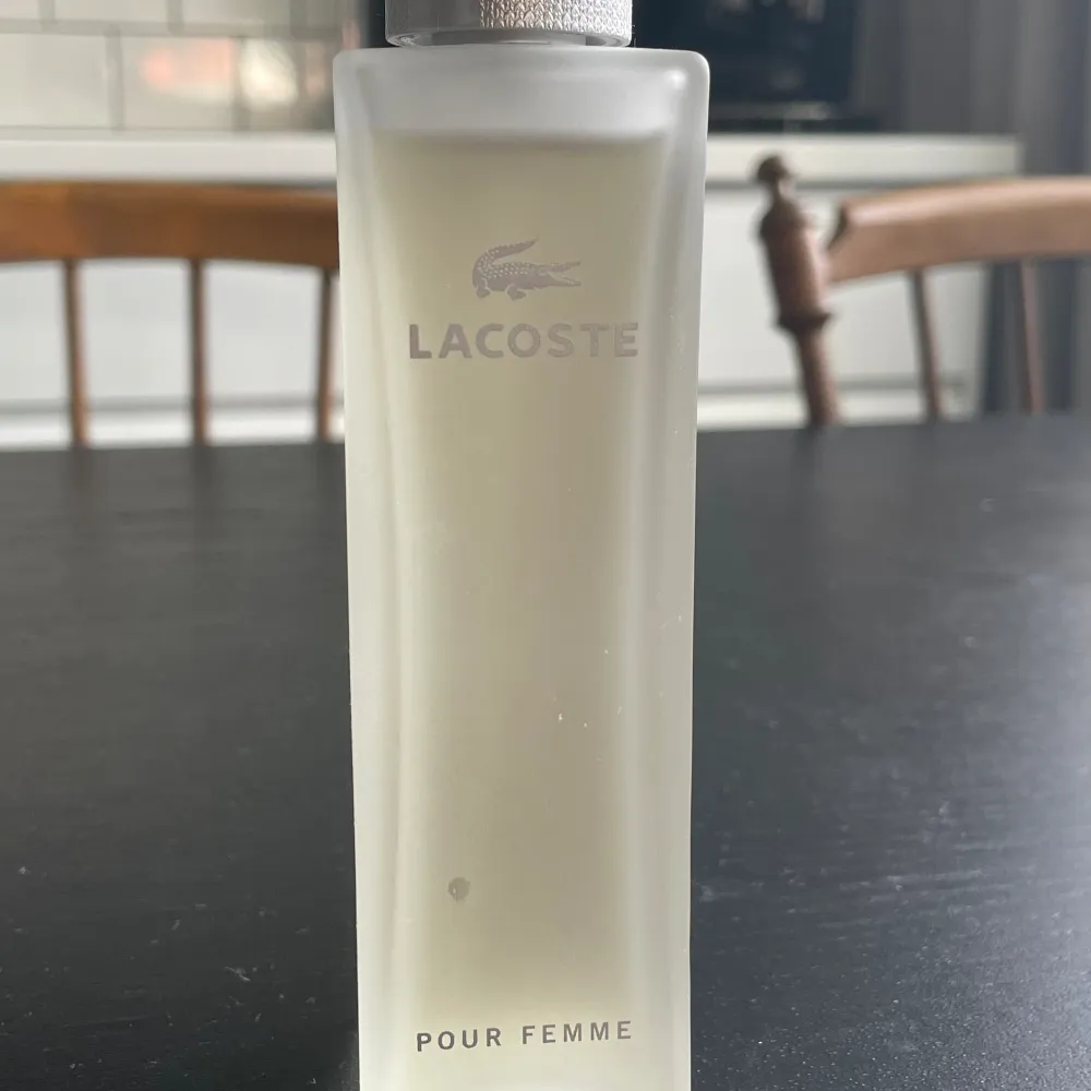 Lacoste Pour Femme Légère EdP 90 ml. Nästan oanvänd, typ några millimeter som är taget. 🤗  . Parfym.