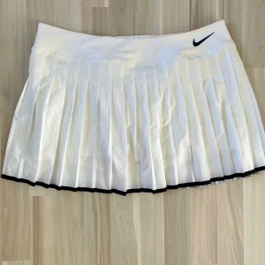 Tennis/Paddelkjol Nike - Supersnygg kjol med innerbyxa. Endast provad. Stolren och feminin men sportig.