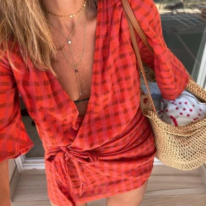 Rutig klänning från Zara - Jättefint skick! Strl M men sitter som en small.