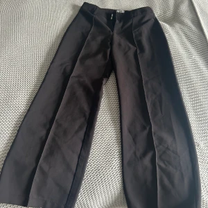 Lågmidjade kostymbyxor  - Lågmidjade kostymbyxor från madlady. Säljer för dom är förstora för mig och sitter inte bra. Fick dom i julas och använda ca 3 gånger sedan dess. Storlek extra short 32. Färgen heter hazel black och har utan fickor.💓Tänker mig 450kr men kan sänka!
