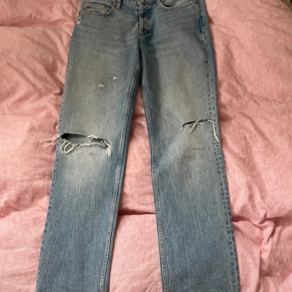 Snygga jeans med hål från zara i bra skick! . Jeans & Byxor.