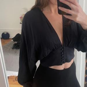 Zara blus  - Blus från zara i storlek XS. Knappen längst ned saknas, inget man tänker på så mycket.