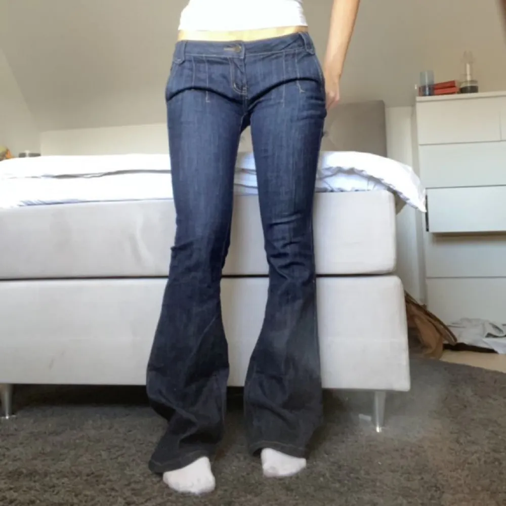 Säljer mina lågmidjade jeans då de inte rikigt passar längre. Köpa secondhand men är i nyskick. Om ni har några frågor så är det bara att fråga på, puss puss💋. Jeans & Byxor.