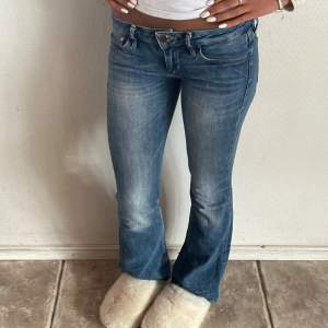 Superfina lågmidjade jeans i bra skick!! ❤️❤️  Använt bara några fåtal gånger. Skriv för fler bilder!!💕