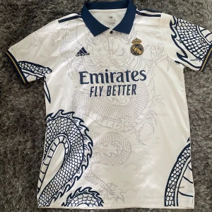 Real Madrid tshirt  - Helt ny real Madrid tshirt, perfekt till sommaren, stilren tshirt 