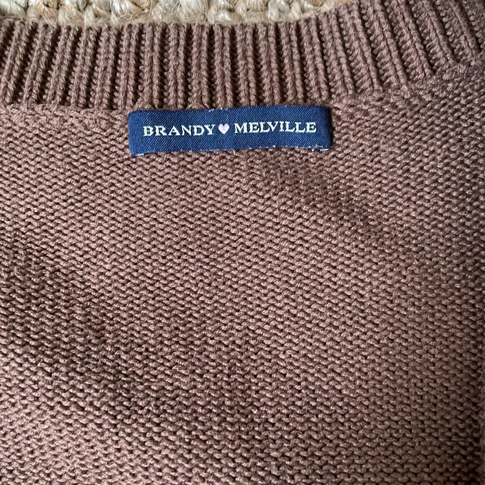 En jätteskön mörkbrun stickad kofta/cardigan från Brandy Melville. Materialet är jätteskönt och den är i väldigt bra skick. Det är onesize så det står inte vilken strl men skulle säga M-L, då den också ska vara lite oversized. Skriv för fler bilder🩷🩷. Tröjor & Koftor.