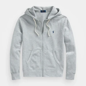 Ralph lauren zip up - Äkta ralph lauren zip up hoodie, i perfekt skick utan några defekter  Nypris: Cirka 1000 kr Mitt pris: 299 kr Skriv om ni vill ha fler bilder💕 Sänker priset vid snabb affär
