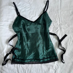 Topp -  topp i så fin färg, kan knytas fram eller bak, har även reglerbara axelband 💛