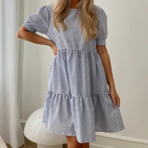 Klänning - Super fin klänning från märket BYIC, köpt för 800 kr