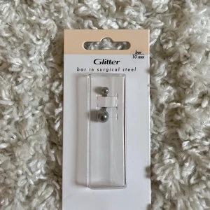 Oanvänd navelpercing  - 10 mm navelpercing från glitter. Aldrig använd