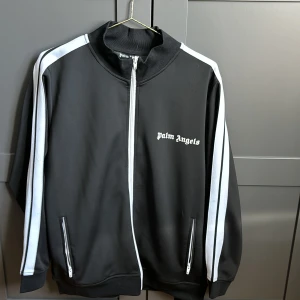 Palm angels tröja  - Hej säljer min fina Palm Angels tröja pågrund av att den är för stor för mig. Den är storlek Medium. Självklart äkta, hör av er om ni har någon fundering eller vill ha mer bilder. 