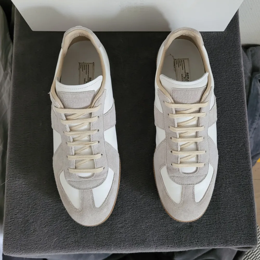 Extremt feta Maison Margiela GATs! Cond 9,9/10, endast använda 3 gånger! Box ingår, strl 45 true to size!. Skor.