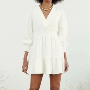 Zara klänning - Jätte söt vit klänning från zara, använd en del men säljer då den nu inte kommer till användning. I bra skick. 