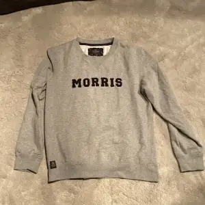 Helt oanvänd Morris hoodie för rimligt pris⭐️ Skick: 9,5/10 Säljer den då den e för stor för mig Om man är från 175-185 skulle den. Of kunna funka!🔥