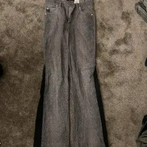 Egen sudda guess jeans, har själv sytt på den svarats jeans materialet du ser på jeansen. Byxorna är i storlek 27 och är bootcut 💕