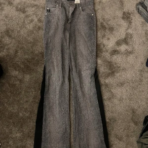 Guess jeans - Egen sudda guess jeans, har själv sytt på den svarats jeans materialet du ser på jeansen. Byxorna är i storlek 27 och är bootcut 💕