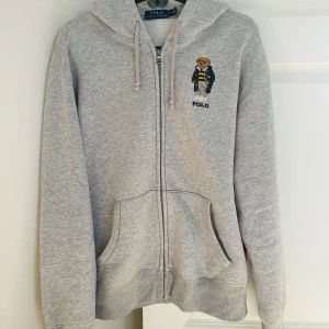 Ralphlauren zip hoodie - Fin tröja som är i topp skick. Storlek M. Sällan den kommer till användning. Hör av er vid ev frågor.  Byten fungerar