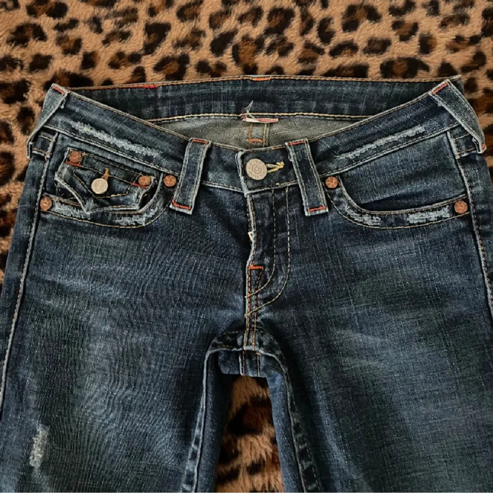 Bootcut lowwaist true religon jeans i sjukt bra skick!! Midjemått: 37 innerbenslängd: 77. Lappen är dessvärre bortklippt men de sitter som 27-28. Jag säljer för de är för små för mig.. Jeans & Byxor.