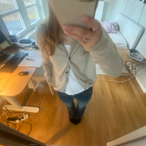 Söt beige kofta - Säljer min beige kofta, storlek L men jag har vanligtvis s/m🥰 