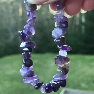 Kristall armband 🔮 - Handgjort armband av ametist och elastisk tråd. Har ett till i storleken större och ett av flourit 