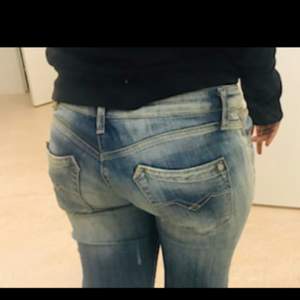 Super snygga lågmidjade jeans med outwash. De är i storlek S men skulle kunna passa liten m. Kom privat för flera bilder eller frågor💗