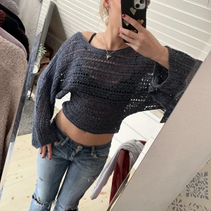 Stickad tröja - Så fin hålstickad tröja ifrån zara med snygga cutouts på ärmarna. Fin grå/blå färg☺️