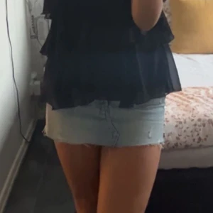 Jeanskjol - Säljer denna skitsnygga jeanskjolen från hm. Köpt för ca 1 år sen. Den är ljusblå med tillverkade slitningar. Hör av dig vid frågor och innan du köper🥰