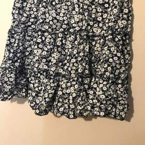 Jättefin somrig marinblå/mörkblå sommar kjol med små vita blommor. Storlek S. Använd 1 gång. Tvättas innan jag skickar. Pris kan diskuteras