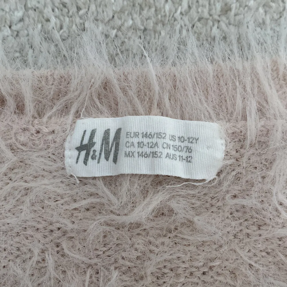Ljus rosa fluffig tröja från H&M i storlek 146-152 i ljus rosa i helt ok skick . Tröjor & Koftor.