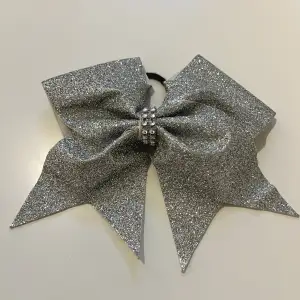 Silvrig cheerleading bow, knappt använd 🎀