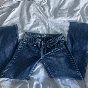 Miss me - Säljer dessa ass snygga, helt ny köpt och oanvända miss me jeans för att dom tyvärr inte passar mig! Det är i modell bootcut och storlek 27w. Midjemått 36cm(rakt över) men passar perfekt 84-86cm vid midjan! Köpta för 800kr(priset kan diskuteras!)