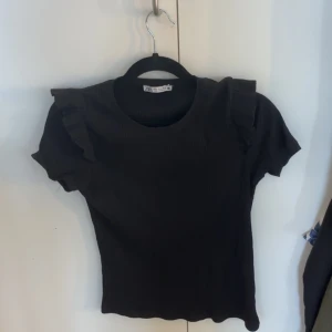 Zara topp - Fin topp från zara med volang detaljer på axlarna
